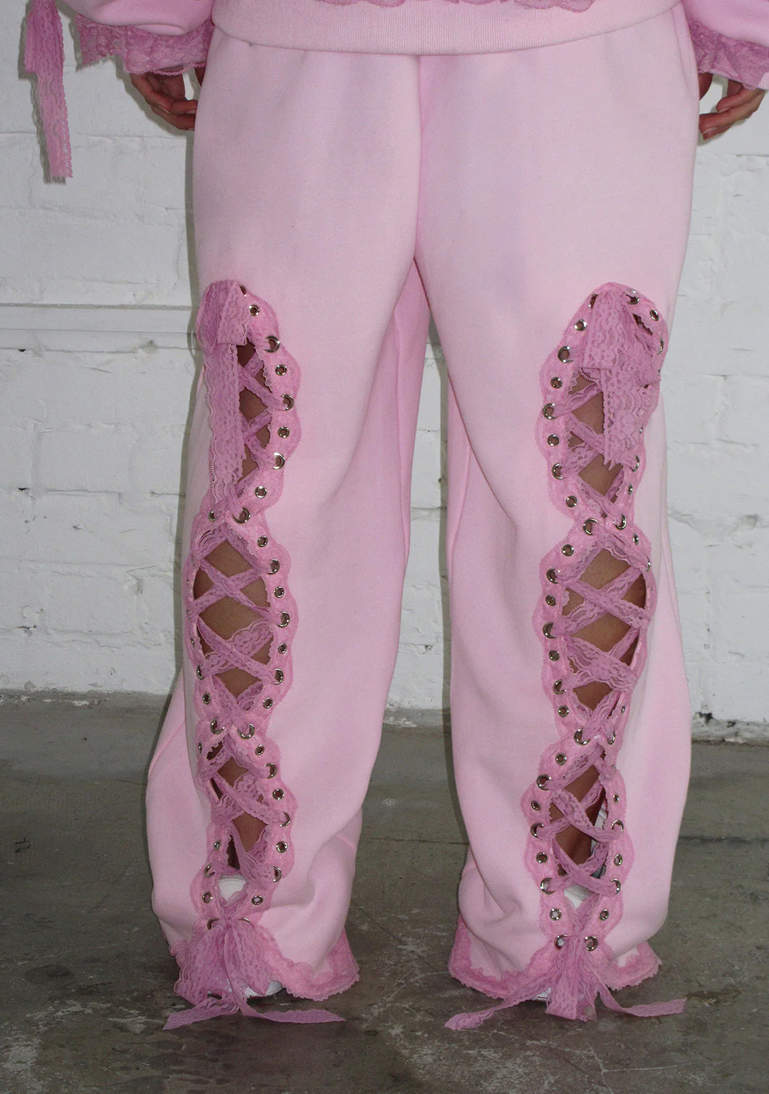 BAD ROMANCE LACE RIBBON OVERSIZED SWEATPANTS BABY PINK - Image 5