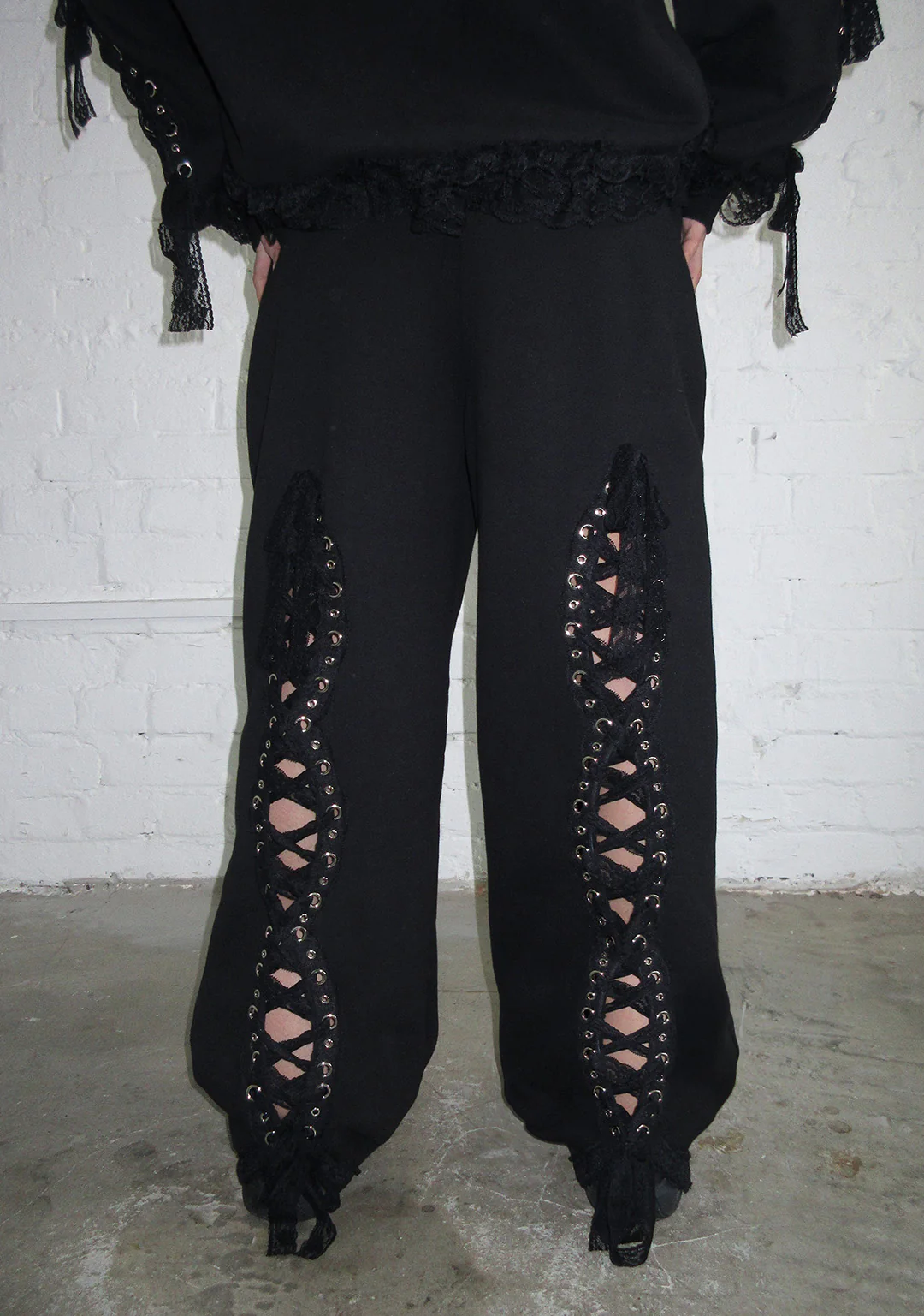 BAD ROMANCE LACE RIBBON OVERSIZED SWEATPANTS BLACK - Image 3