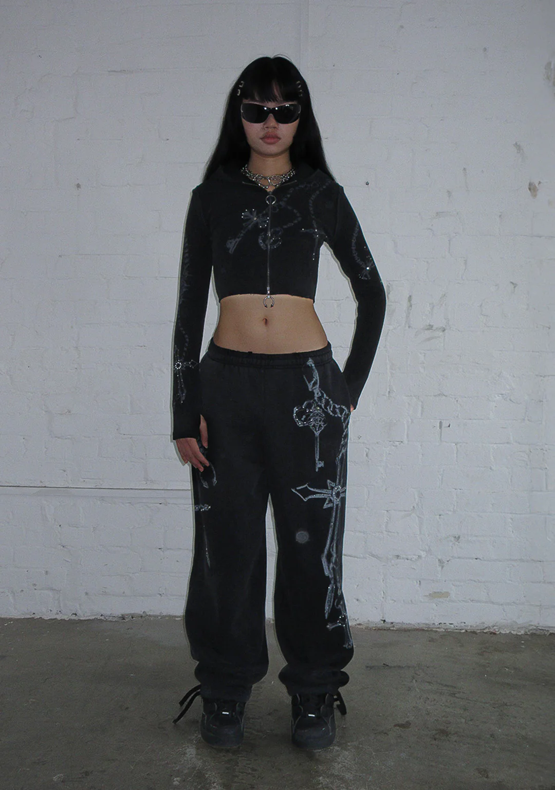 DESTROY SUPER CROP FITTED RIB ZIP HOODIE BLACK VINTAGE WASH - Image 2