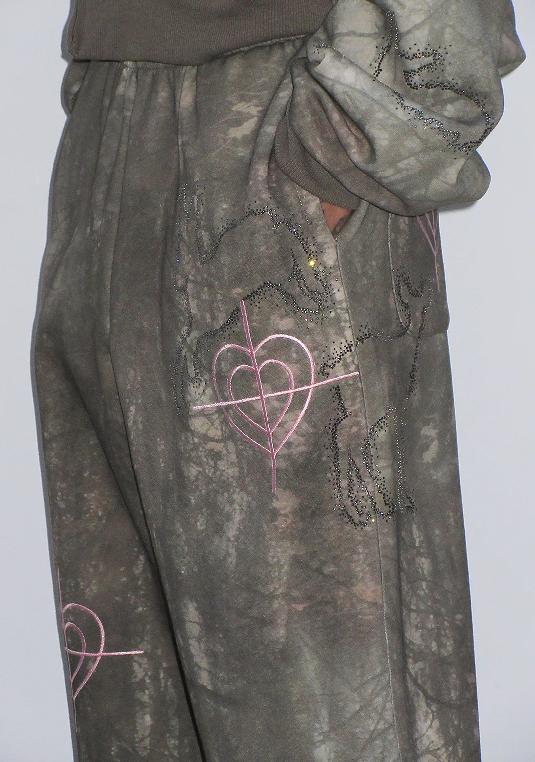 LOVESTRUCK RHINESTONE OVERSIZED SWEATPANTS CAMO - Image 3