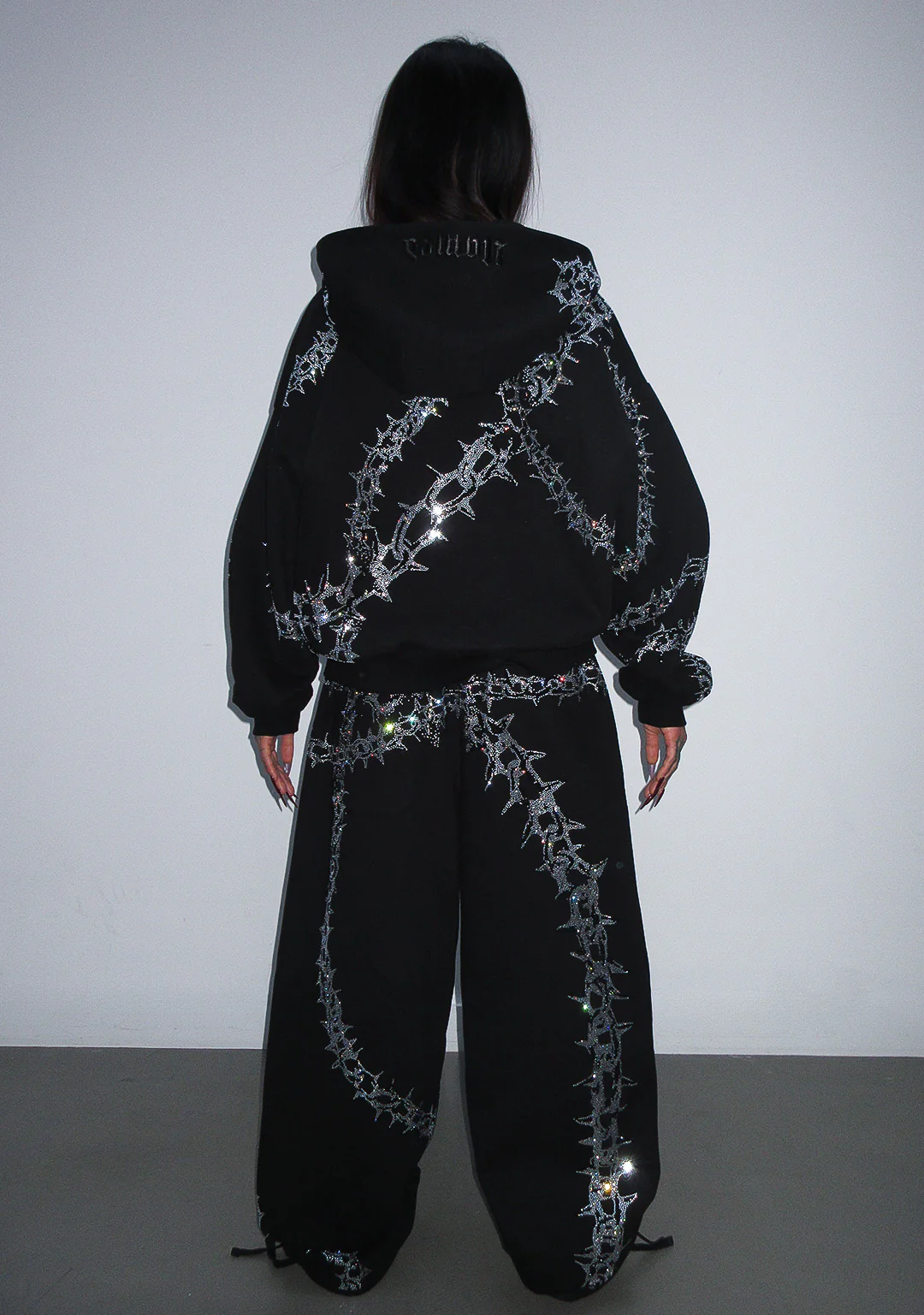 OMEN RHINESTONE OVERSIZED SWEATPANTS BLACK - Image 4