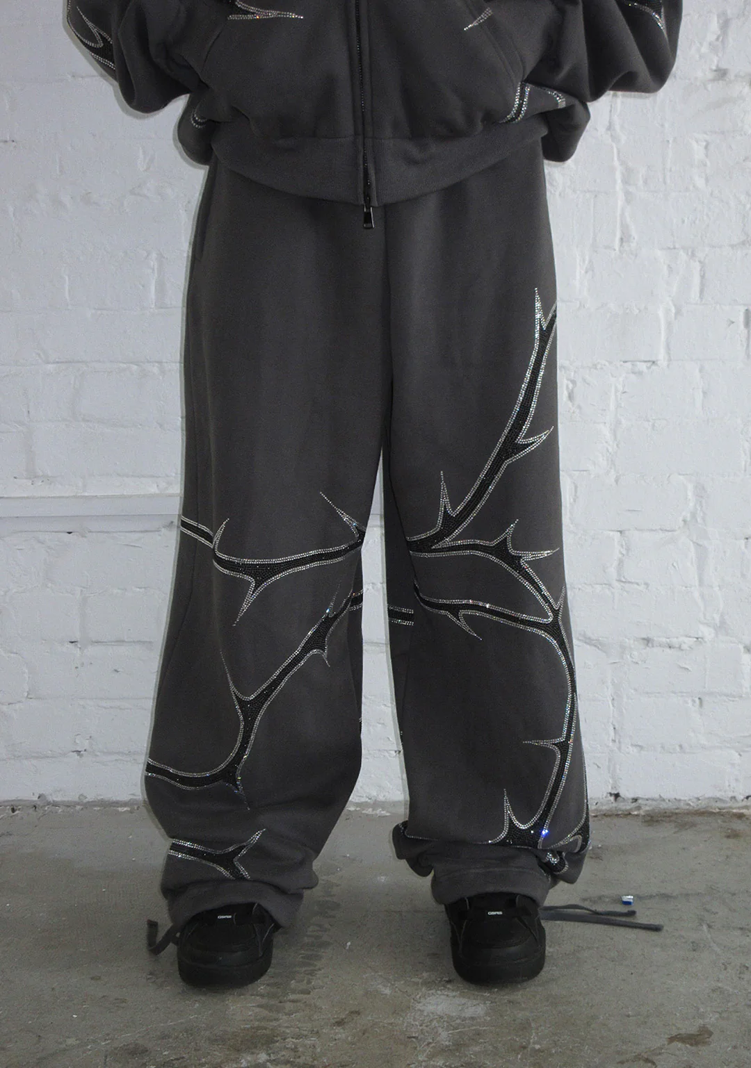 THORN RHINESTONE SWEATPANTS CHARCOAL - Image 3